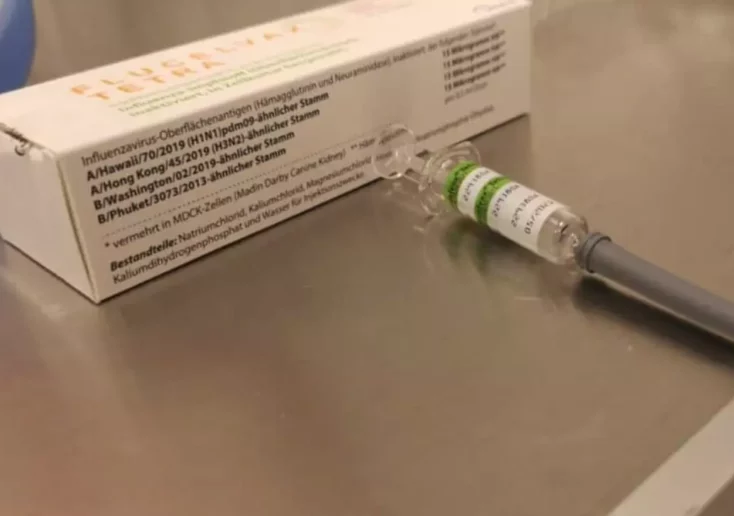 Ein Bild auf 5min.at zeigt eine Spritze, die eine Dosis der Grippeimpfung enthält.