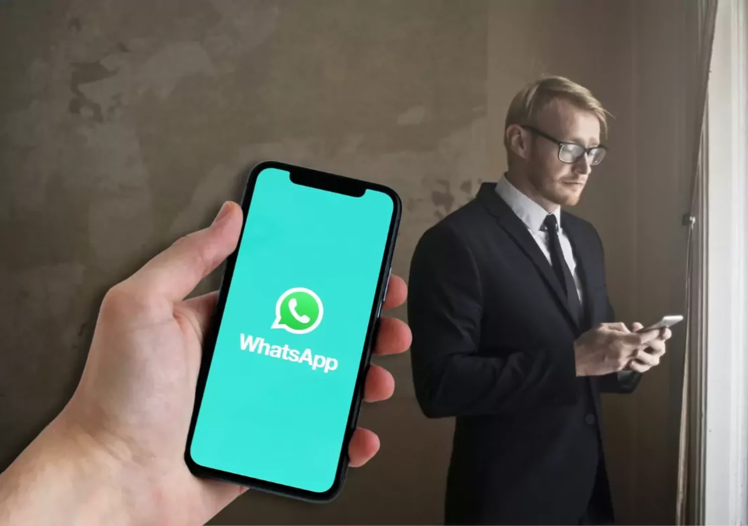 Montage auf 5min.at zeigt einen Mann mit Telefon. Im Vordergrund ist eine Hand mit Handy, wo die App WhatsApp ersichtlich ist.
