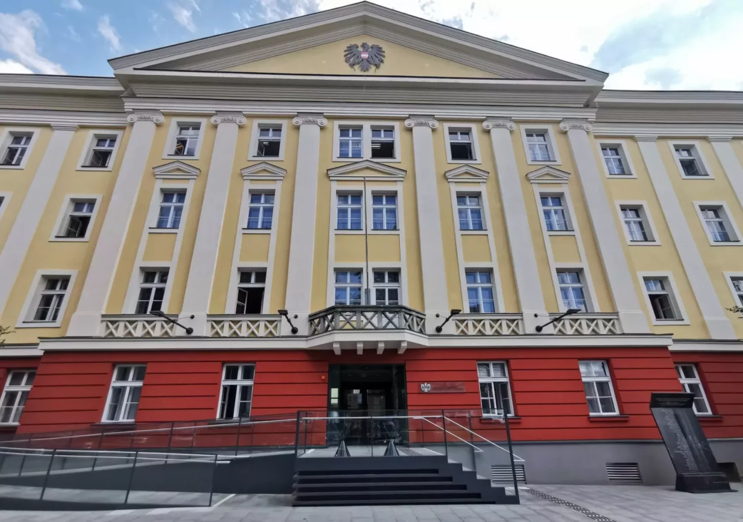 Ein Bild auf 5min.at zeigt den Eingang des Landesgerichts in Klagenfurt.