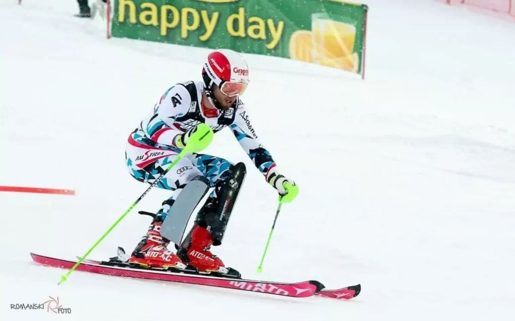 Ein Bild auf 5min.at zeigt Skiprofi Marco Schwarz in Aktion.