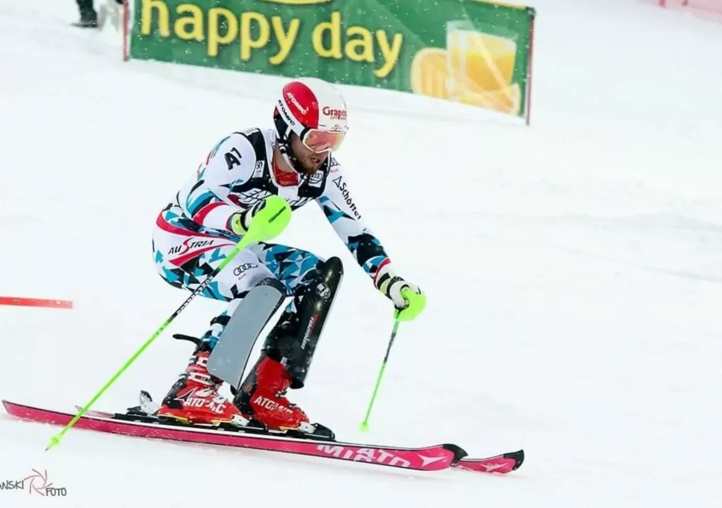 Ein Bild auf 5min.at zeigt Skiprofi Marco Schwarz in Aktion.