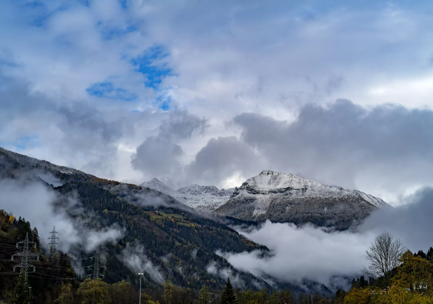 Ein Bild auf 5min.at zeigt die verschneite Bergspitze des Ankogels im Mölltal, umgeben von Wolken.