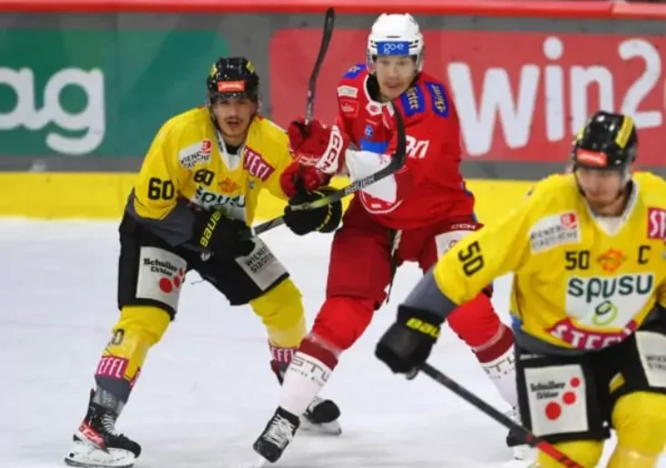 Bild in 5min.at zeigt den KAC bei einem Eishockey-Match gegen die Vienna Capitals.