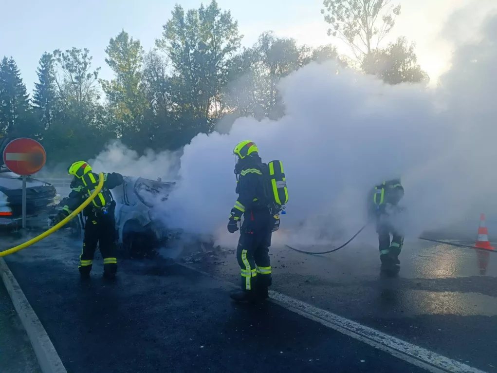 Kata­strophe verhindert: Fahr­zeug-Ge­spann in Flammen auf Autobahn