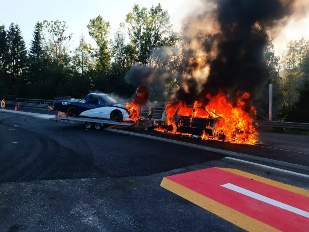 Kata­strophe verhindert: Fahr­zeug-Ge­spann in Flammen auf Autobahn