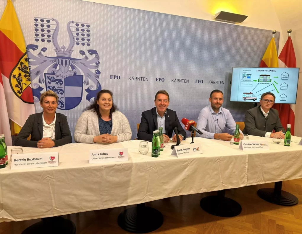 Bild bei einem Beitrag von 5min.at: Mehrere FPÖ-Politiker sitzen an einem Tisch und lächeln in die Kamera.