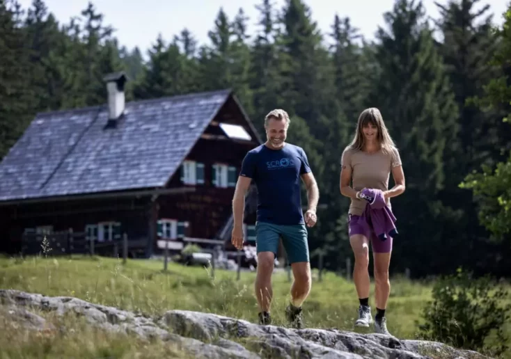 Symbolfoto von 5min.at: Zwei Menschen wandern in den Alpen.