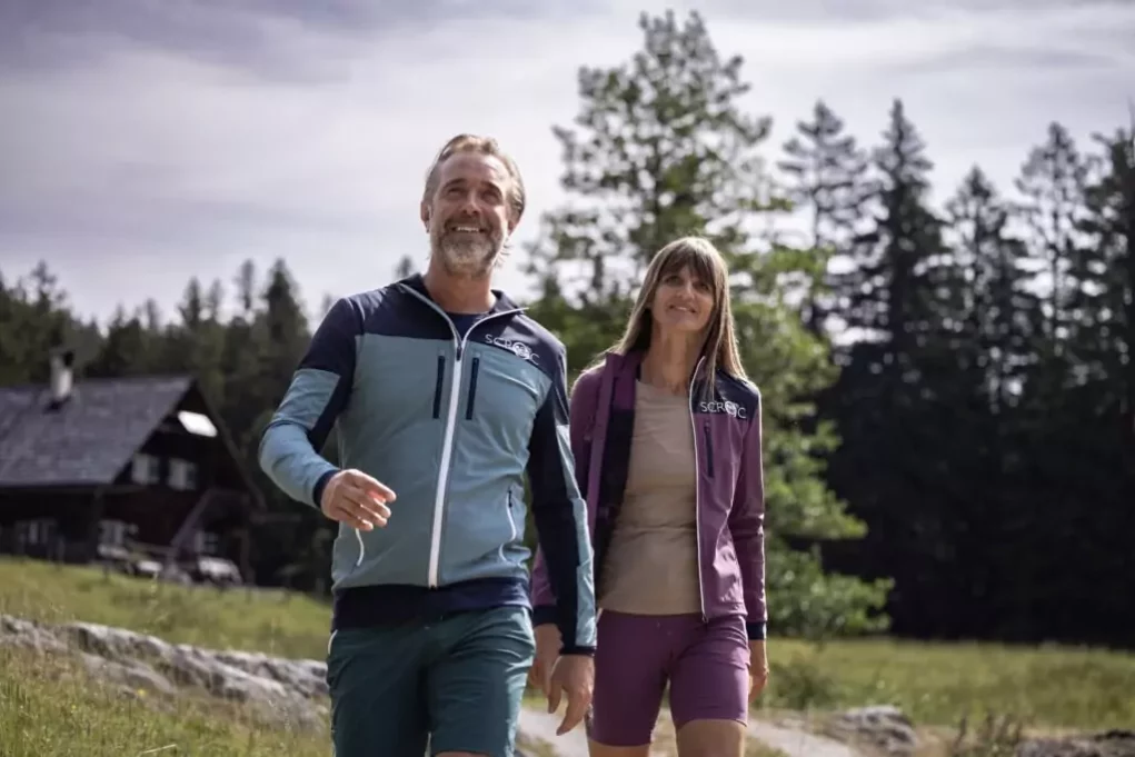 Symbolfoto von 5min.at: Zwei Menschen wandern in den Alpen.