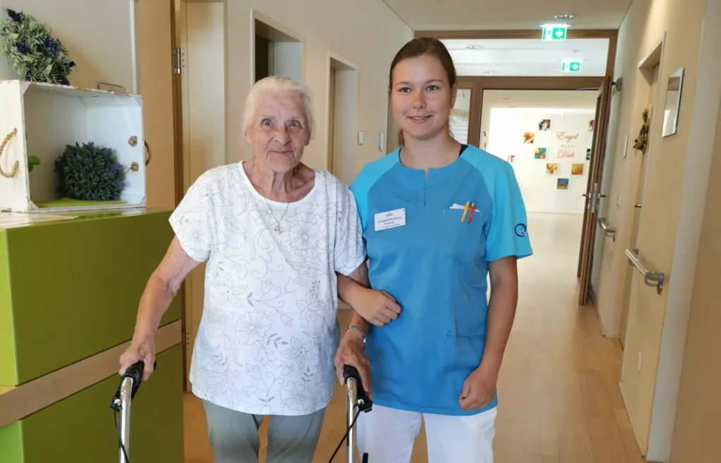Foto auf 5min.at: Auf dem Foto ist Pflegelehrling Jacqueline-Anna Kukula mit einer Bewohnerin eines Altenheims zu sehen.