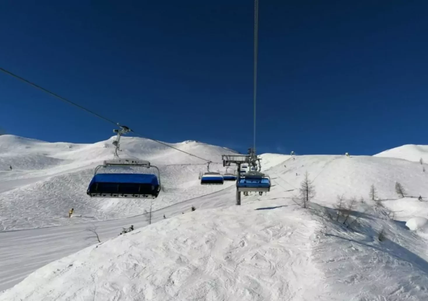 Ein Bild auf 5min.at zeigt einen Sessellift am Nassfeld, darunter eine verschneite Skipiste.