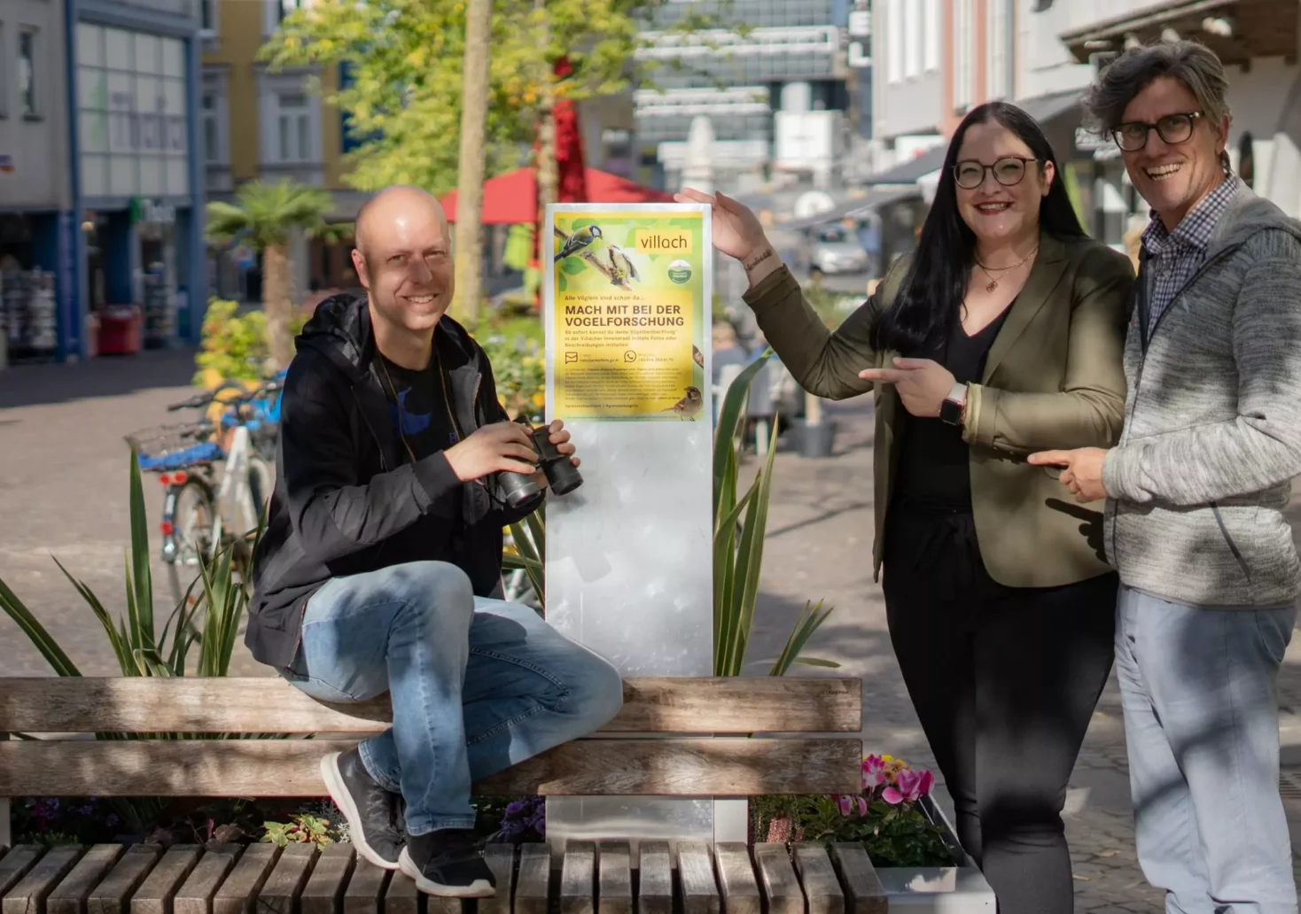 Ein Foto auf 5min.at zeigt Vizebürgermeisterin Sarah Katholnig mit begeisterten Vogelzählern in der Villacher Innenstadt.