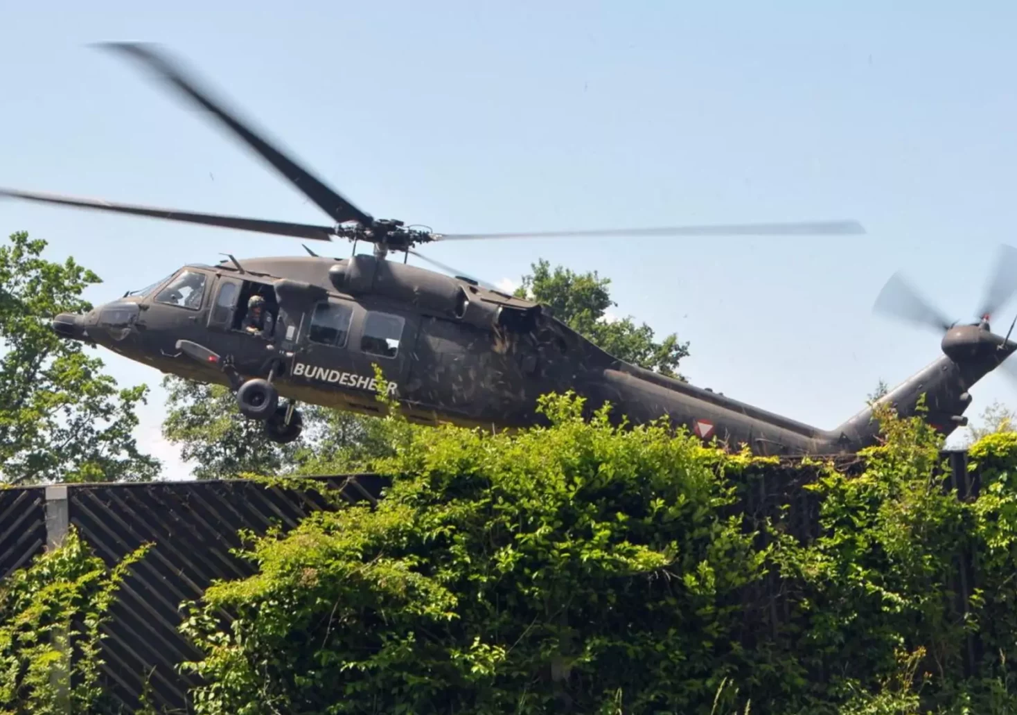 Ein Symbolfoto auf 5min.at zeigt einen Bundesheer Hubschrauber bei der Landung.