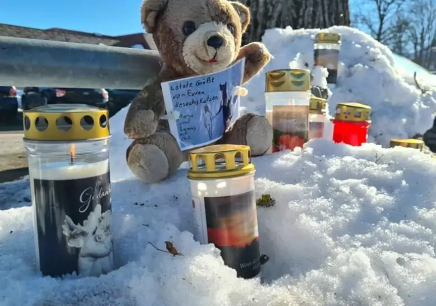 Ein Bild auf 5min.at zeigt Kerzen und einen Teddybären im Schnee, die im Jänner 2022 am Tatort aufgestellt wurden.