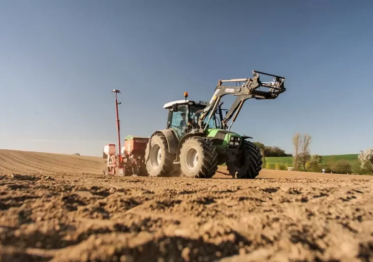 Das Foto auf 5min.at zeigt einen Bauer mit Traktor am Feld.