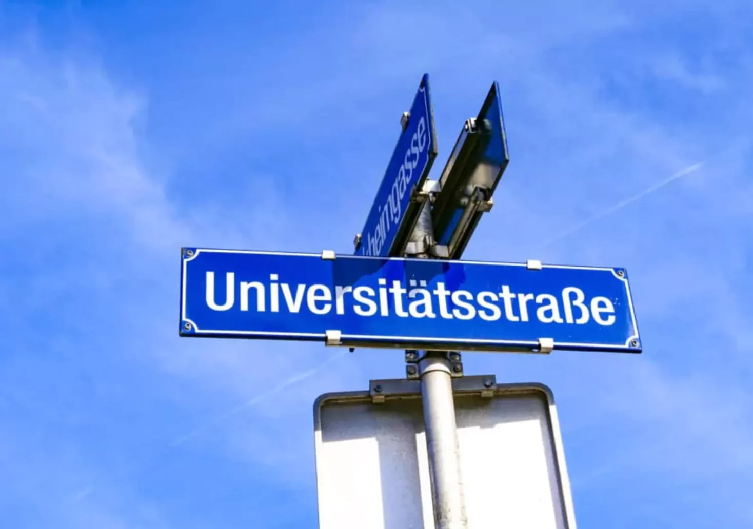 Ein Bild auf 5min.at zeigt das Straßenschild der Universitätsstraße in Klagenfurt.