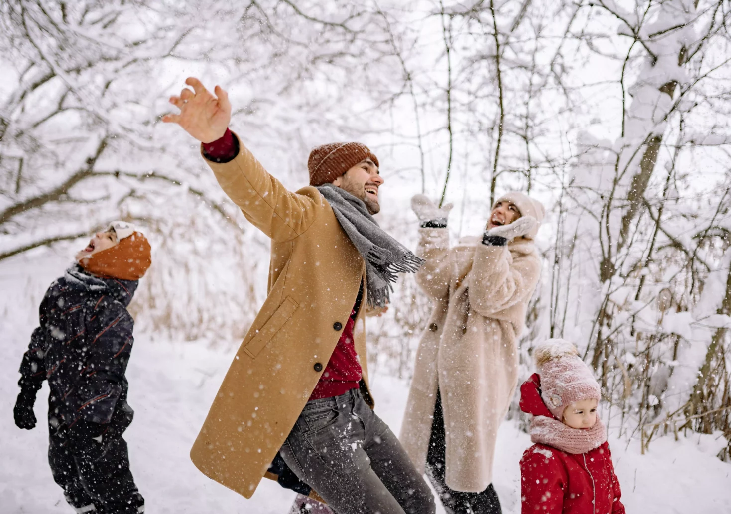 Foto in einem Beitrag von 5min.at zeigt eine Familie im Schnee spielend.