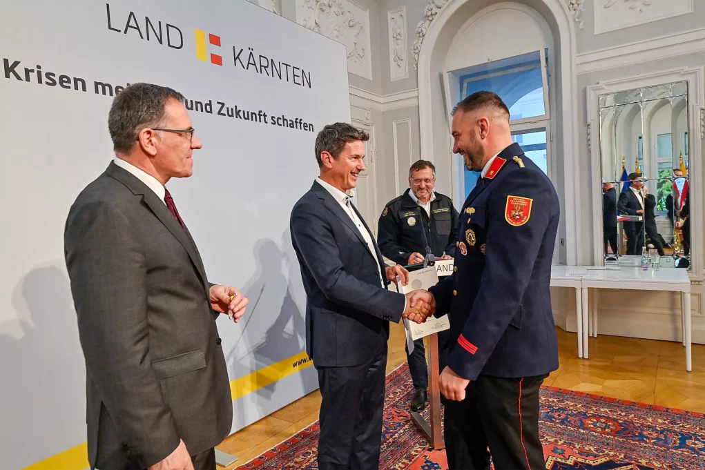 Ein Bild auf 5min.at zeigt Daniel Fellner und einen Feuerwehrmann bei der Verleihung der Kärntner Katastropheneinsatzmedaille.