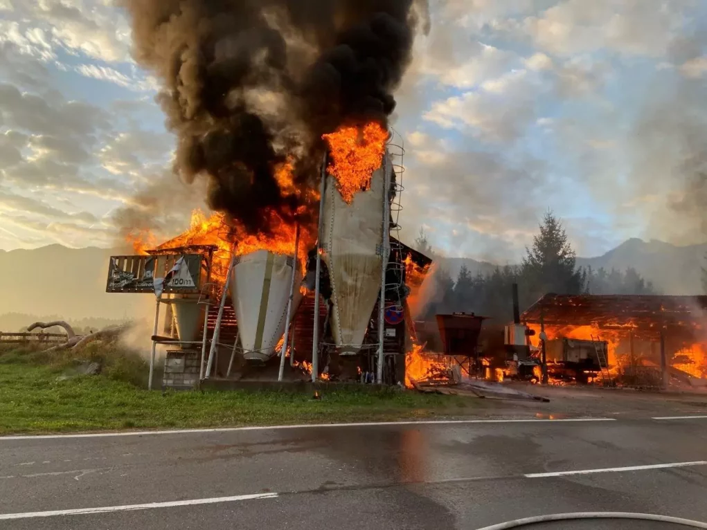 Bild auf 5min.at: Lagerhalle in Hart bei Arnoldstein in Brand. Man sieht das brennende Gebäude.