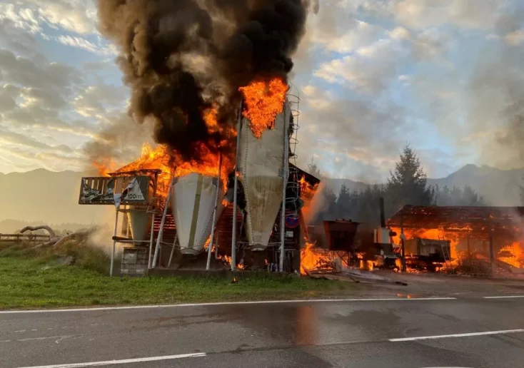 Bild auf 5min.at: Lagerhalle in Hart bei Arnoldstein in Brand. Man sieht das brennende Gebäude.
