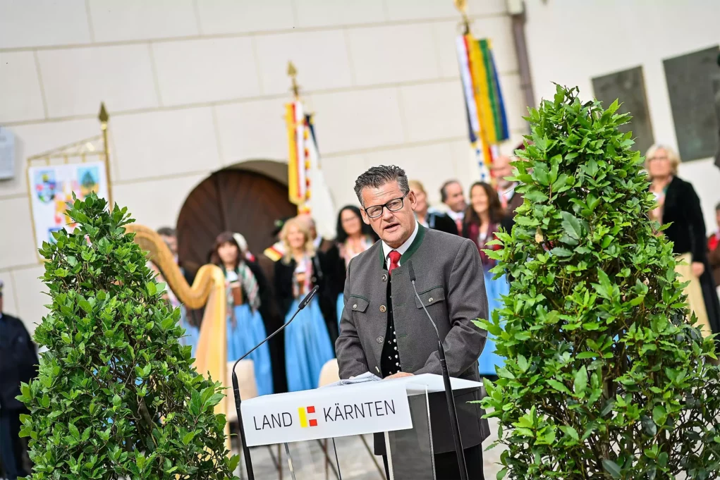 Ein Bild auf 5min.at zeigt Bürgermeister Christian Scheider bei den Landesgedenkveranstaltungen anlässlich des 10. Oktobers.