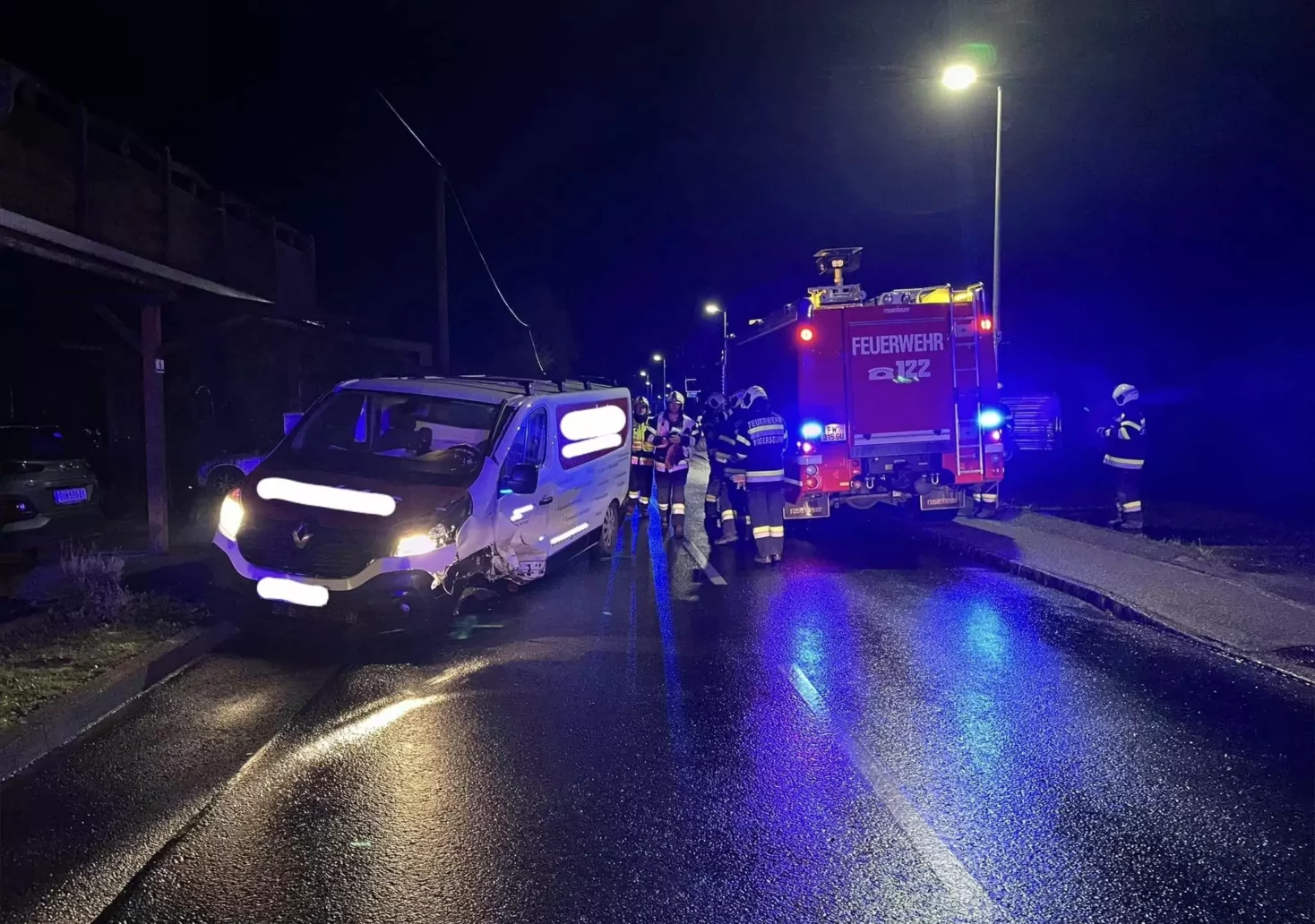Bild auf 5min.at zeigt die Einsatzkräfte der Freiwilligen Feuerwehr Eggersdorf bei Graz im Einsatz bei einem Verkehrsunfall.