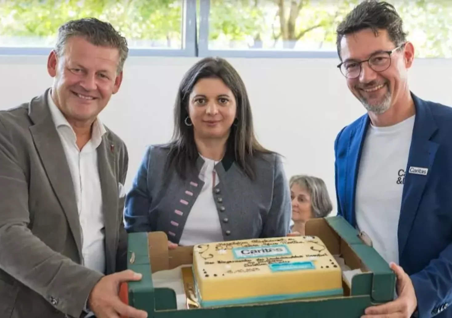 Foto in Beitrag von 5min.at: Bürgermeister Christian Scheider hat dem Wohnhaus "Martha" einen Besuch abgestattet und mit einem Kuchen alles Gute gewünscht.