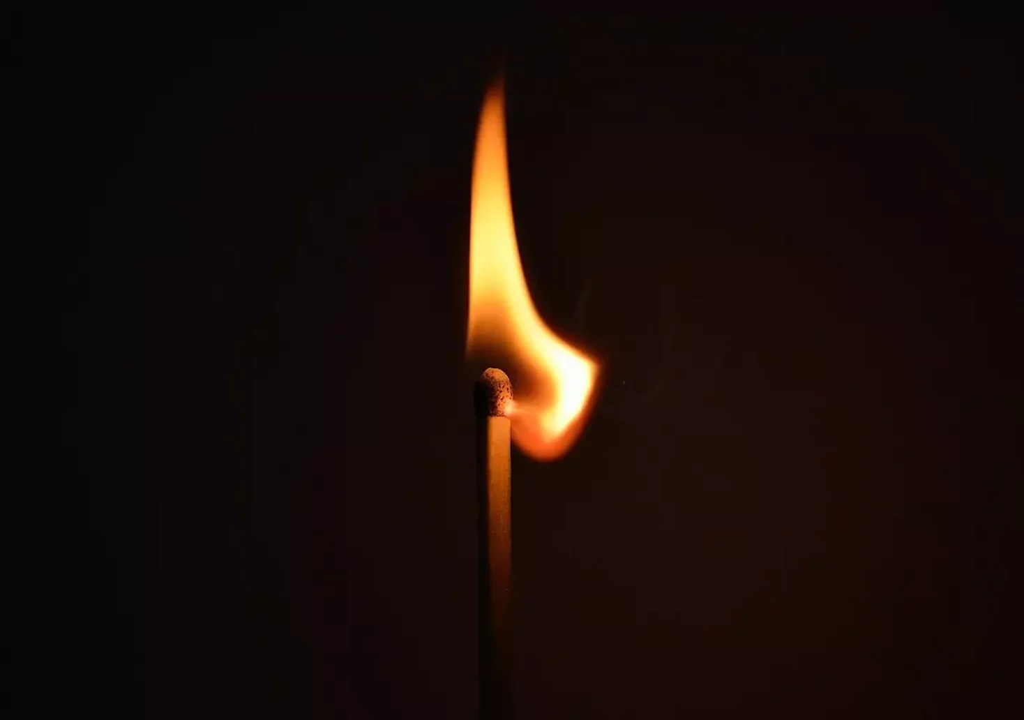 Symbolbild auf 5min.at zeigt ein brennendes Streichholz.