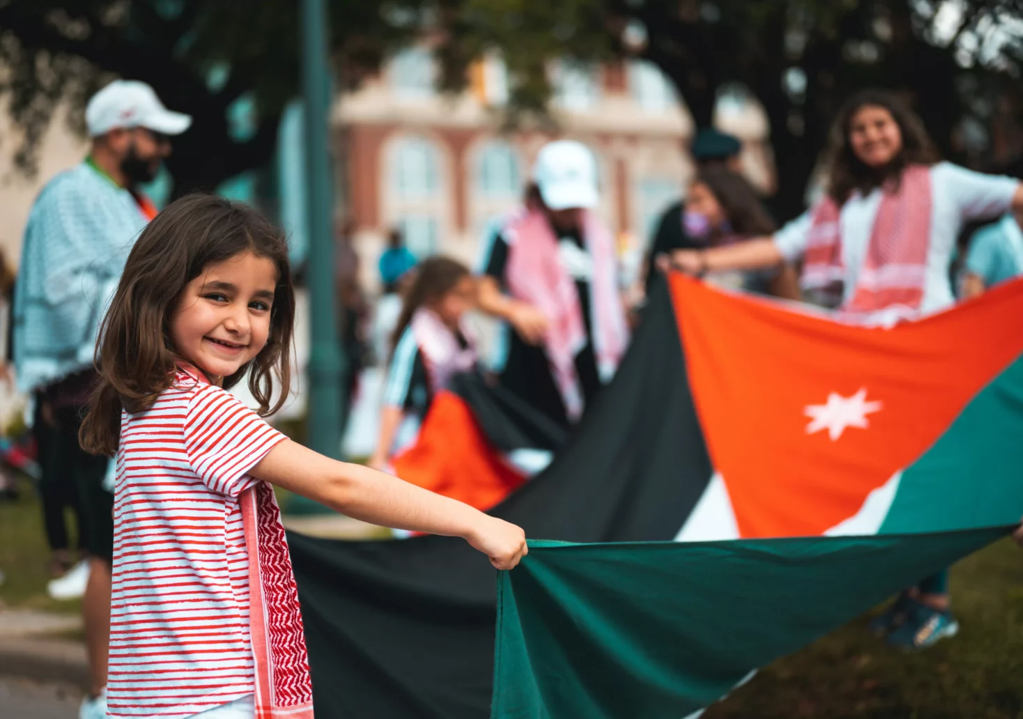 Symbolfoto auf 5min.at zeigt ein Kind das eine Palästina Flagge hält.