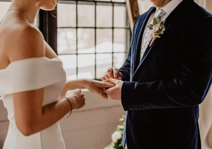 Symbolfoto auf 5min.at zeigt den Ringtausch zwischen Braut und Bräutigam.
