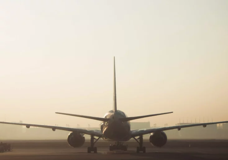 Ein Bild auf 5min.at zeigt ein Flugzeug auf dem Rollfeld eines Flughafens.