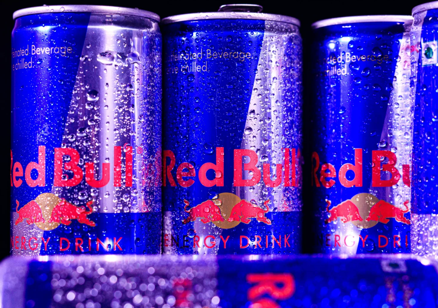 Bild auf 5min.at zeigt mehrere Red Bull-Dosen.