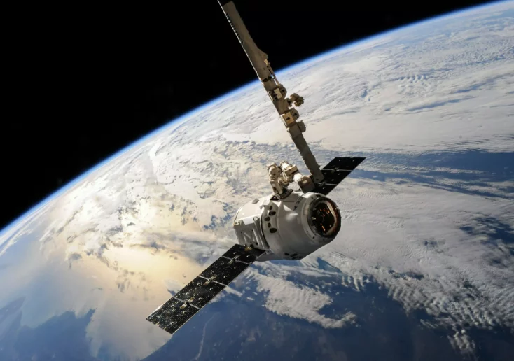 Symbolfoto auf 5min.at zeigt einen Satelliten in der Erdsphäre.