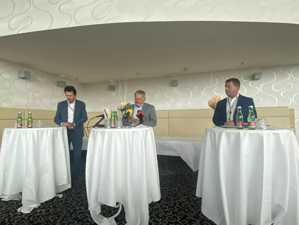 Bild auf 5min.at zeigt Wolfgang Malik, Vorstandsvorsitzender Holding Graz, sowie die beiden Geschäftsführer des Flughafen Graz, Wolfgang Grimus und Jürgen Löschnig bei einer Pressekonferenz am Flughafen Graz