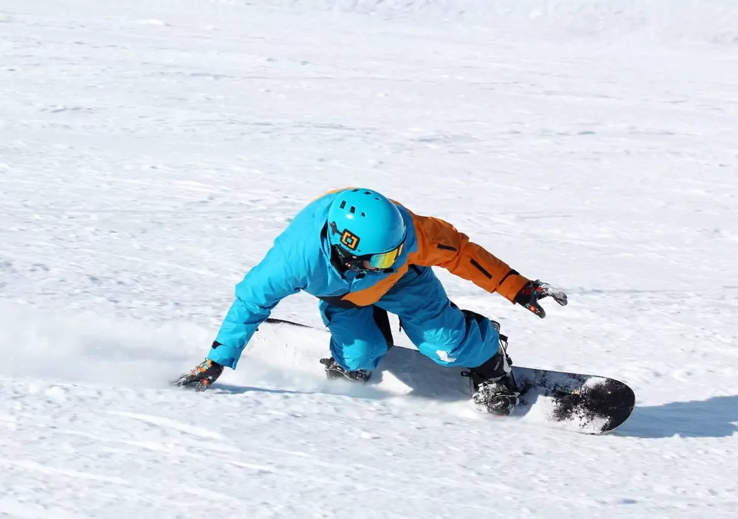 Ein Bild auf 5min.at zeigt einen Snowboarder auf der Piste.