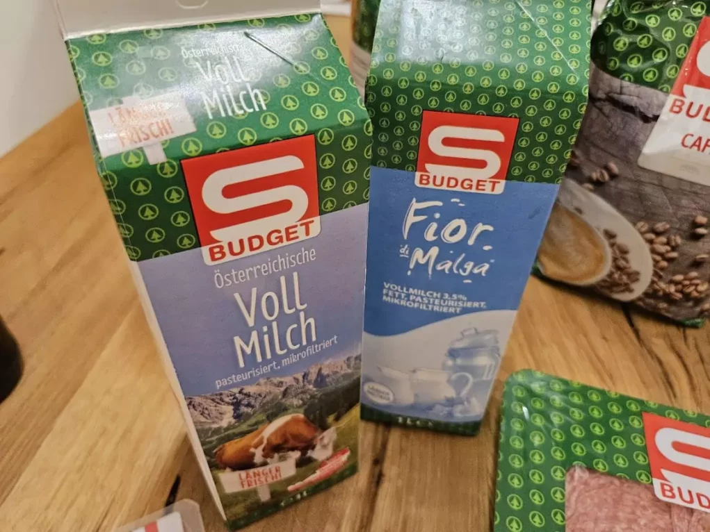 Foto in Beitrag von 5min.at: Zu sehen sind zwei Milchpackungen.
