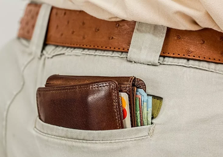 Symbolfoto auf 5min.at: Auf dem Foto ist eine Brieftasche samt Geld zu sehen.