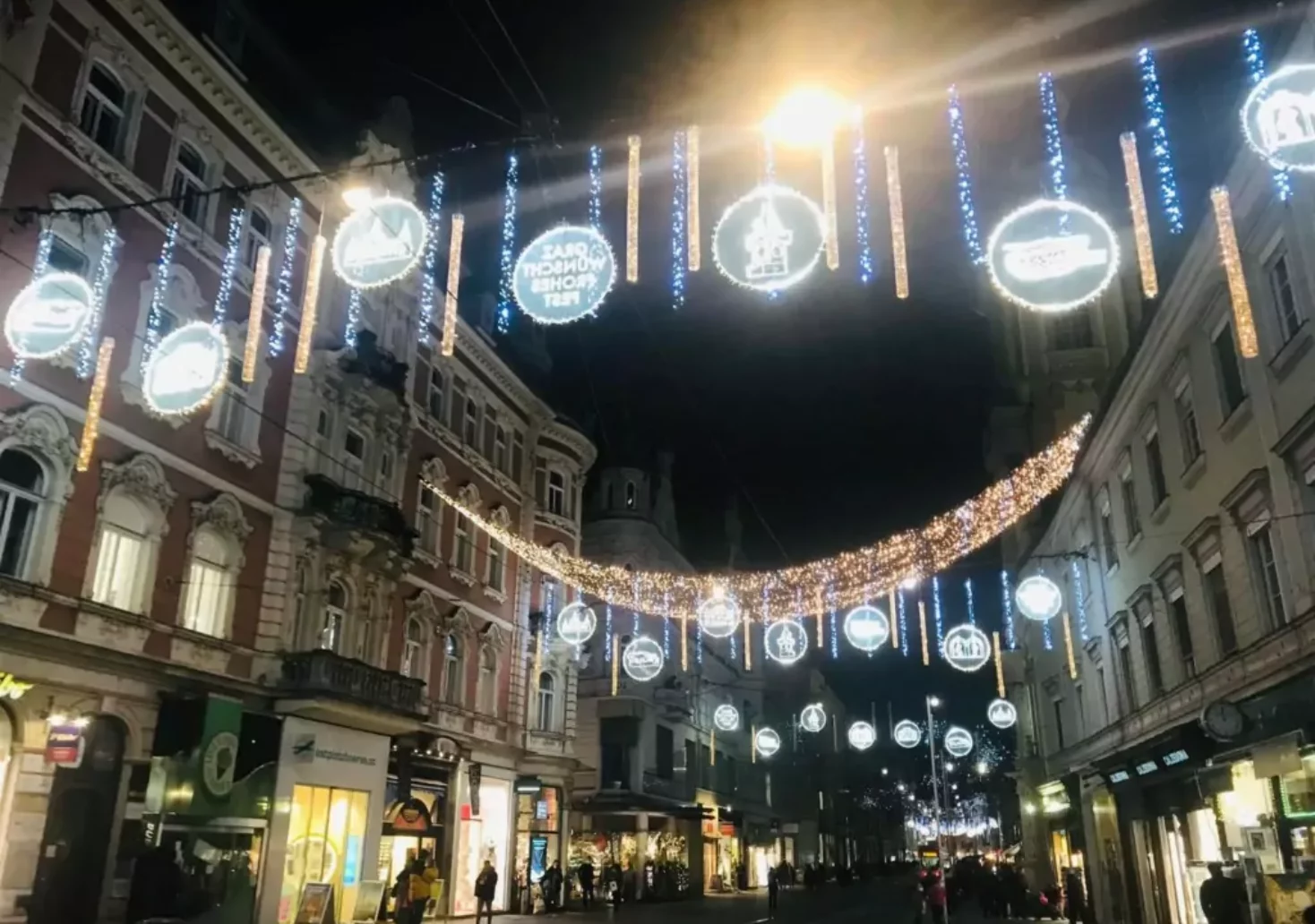 Bild auf 5min.at zeigt die Grazer Herrengasse mit weihnachtlicher Beleuchtung.