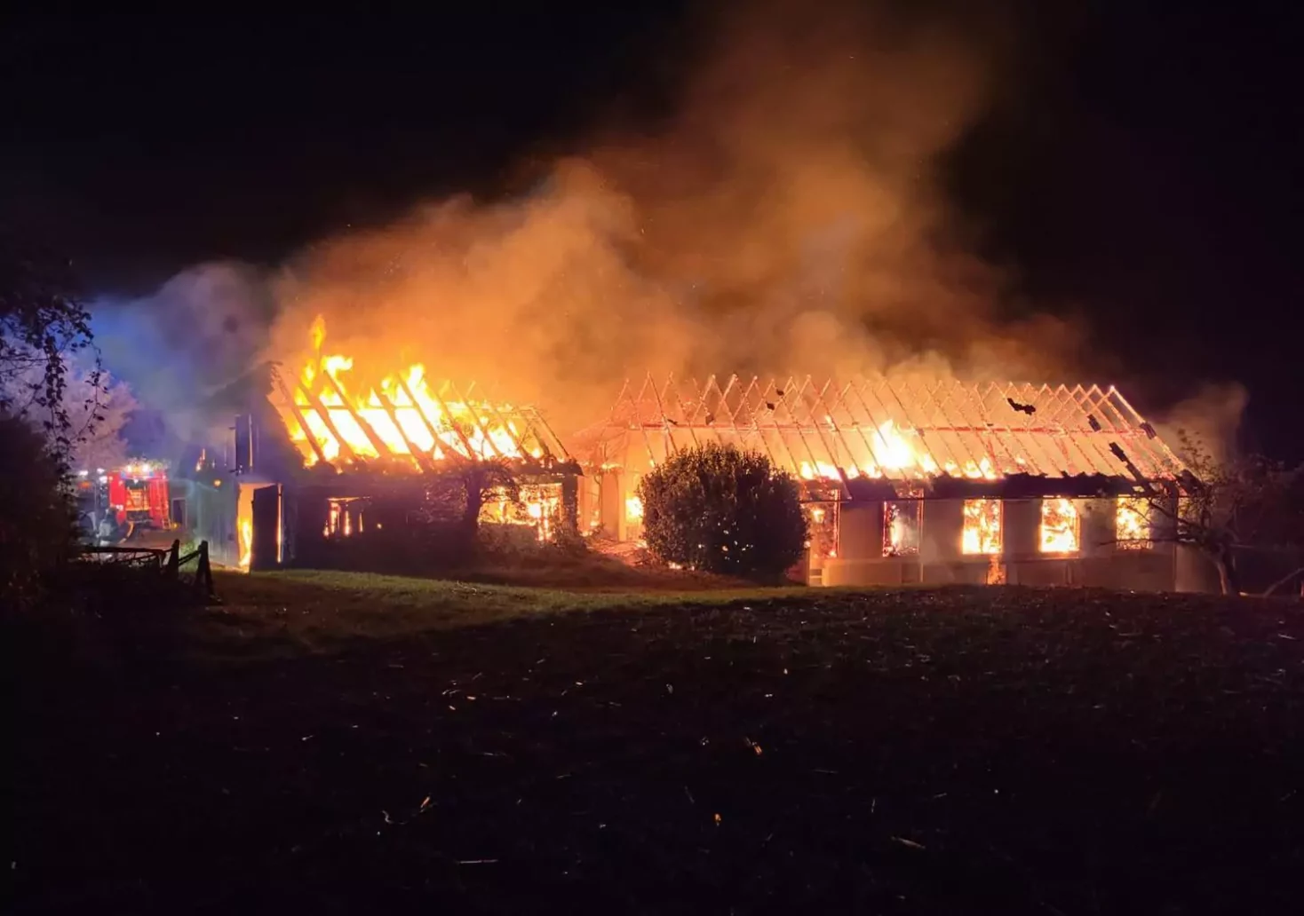Bild auf 5min.at zeigt einen Brand eines Wirtschaftsgebäudes in Eggersdorf in der Steiermark.