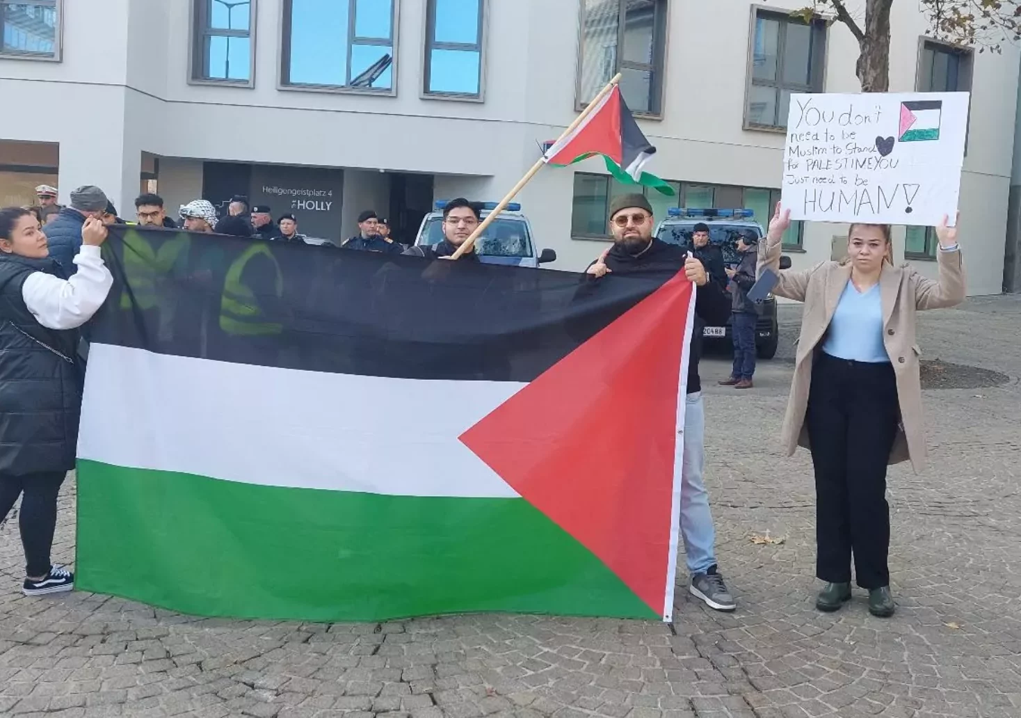 Ein Bild auf 5min.at zeigt Teilnehmende der Palästina-Demo in Klagenfurt.