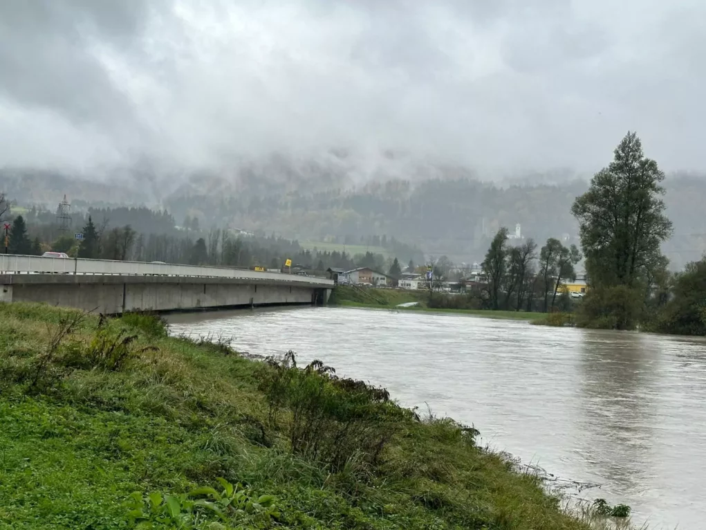 Bild auf 5min.at zeigt einen Hochwasser tragenden Fluss.