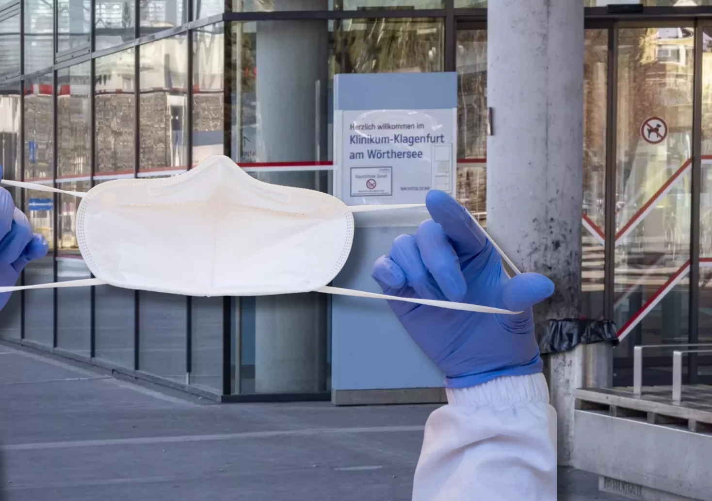 Ein Bild auf 5min.at zeigt eine FFP2 Maske und den Eingang des Klinikum Klagenfurt.