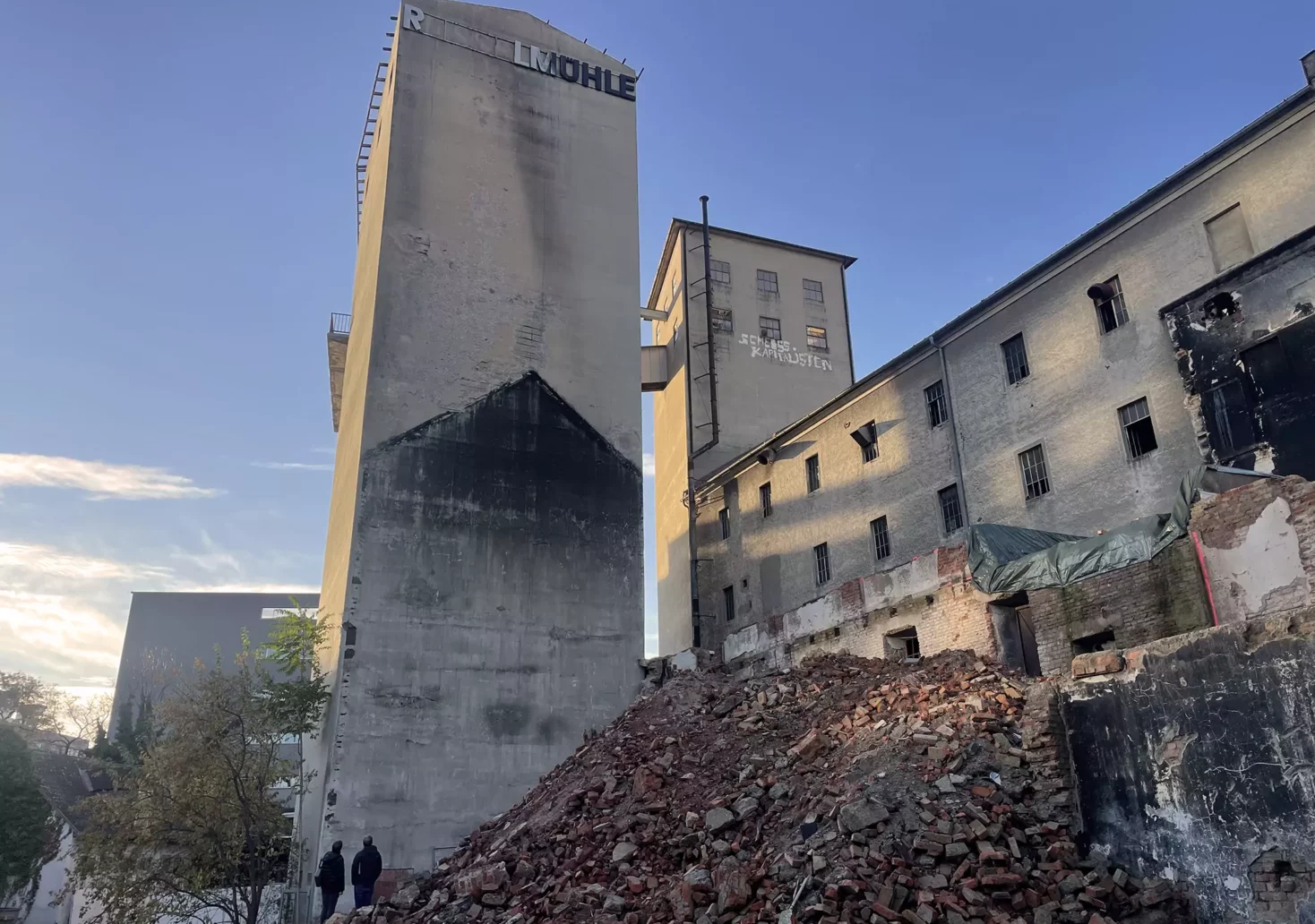 Bild auf 5min.at zeigt die verbrannte Rösselmühle in Graz.