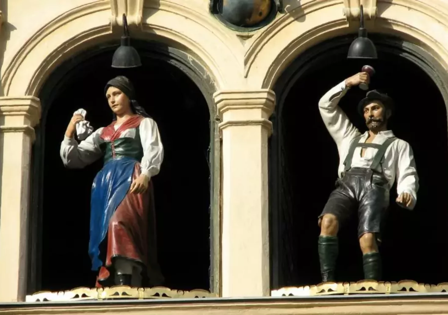 Bild auf 5min.at zeigt das Trachtenpaar des Grazer Glockenspiels