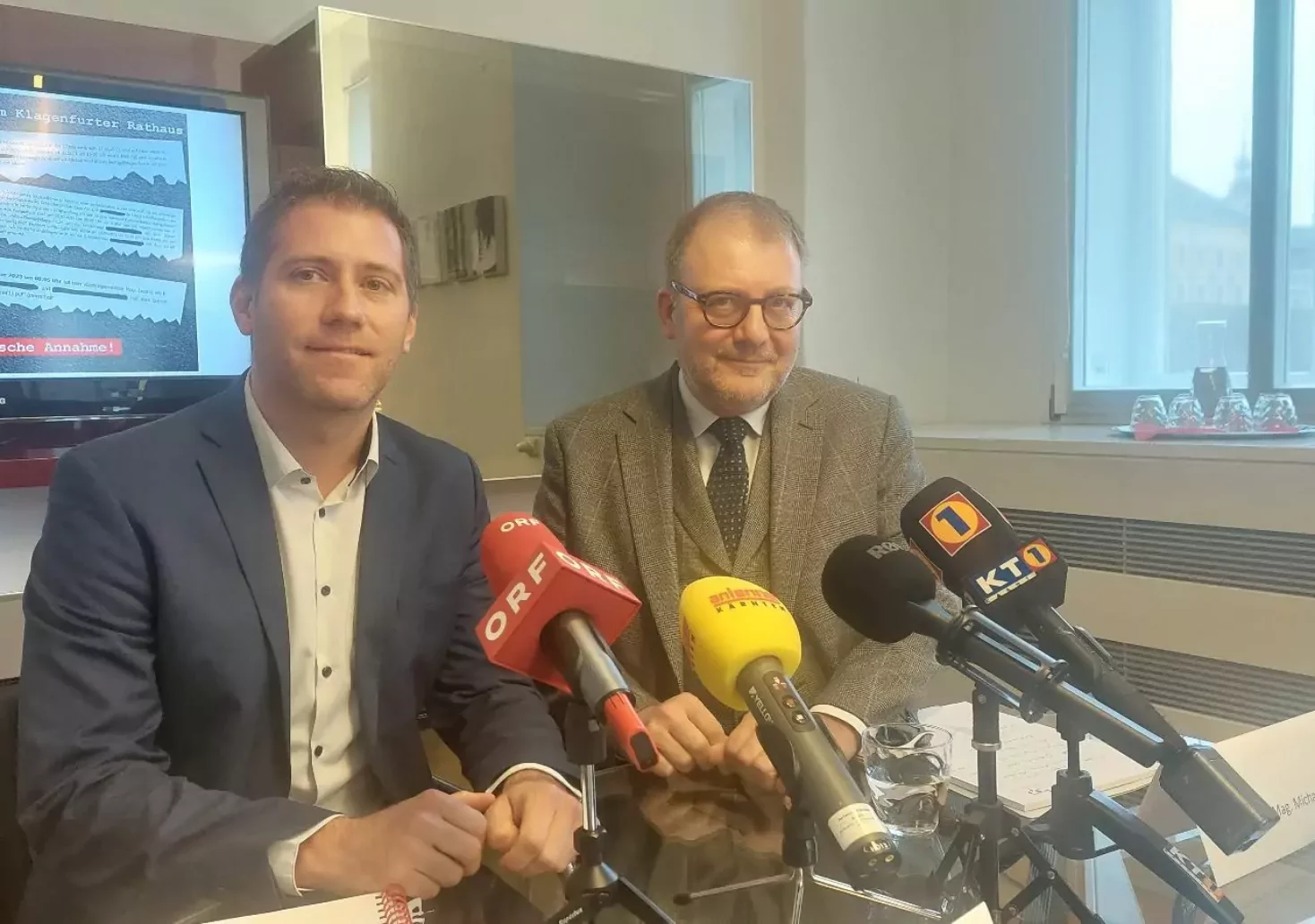 Bild auf 5min.at zeigt den Klagenfurter Vizebürgermeister Liesnig und den Rechtsanwalt Pilz bei einer Pressekonferenz.