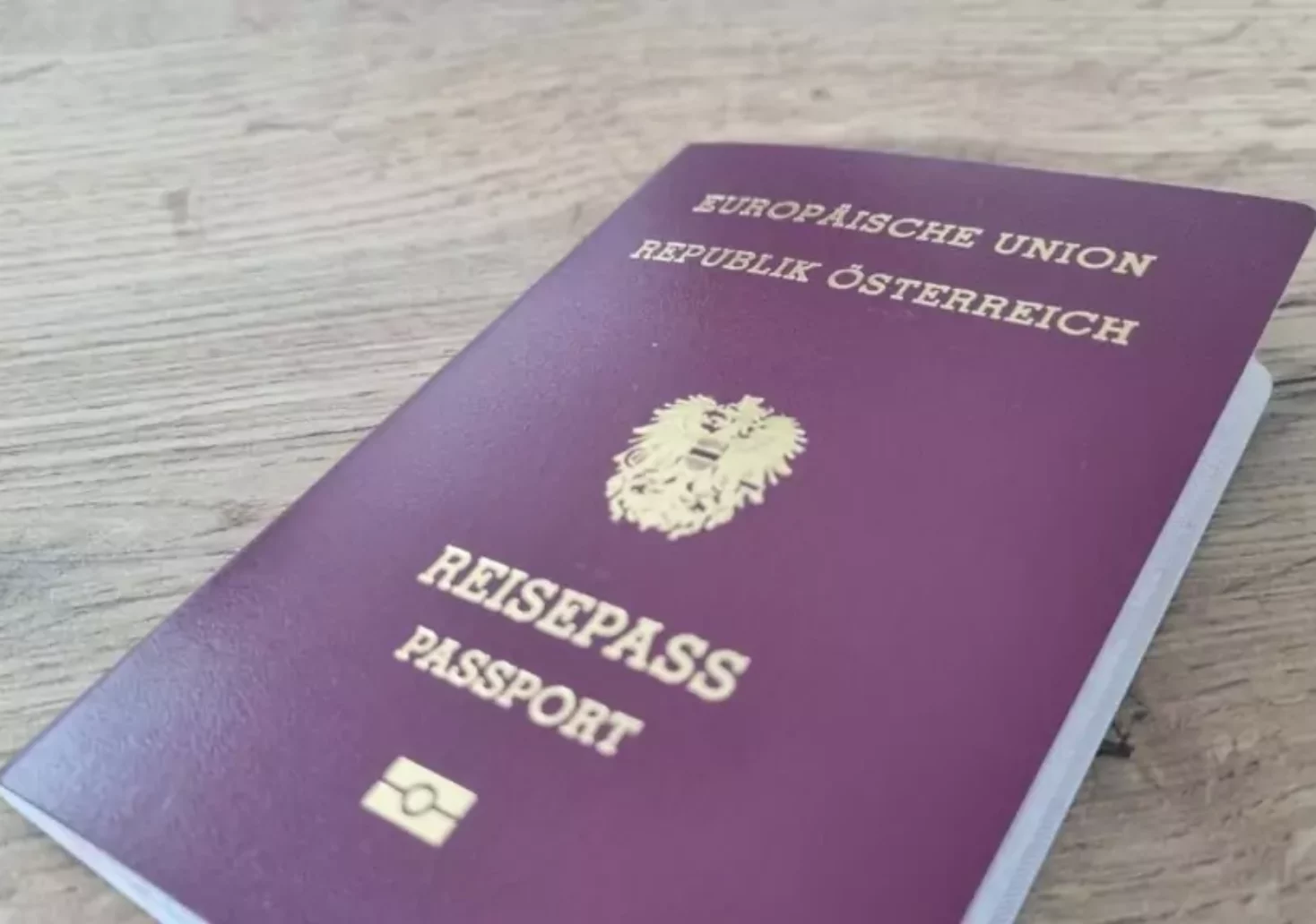 Foto auf 5min.at zeigt einen Österreichischen Reisepass auf einem Tisch.