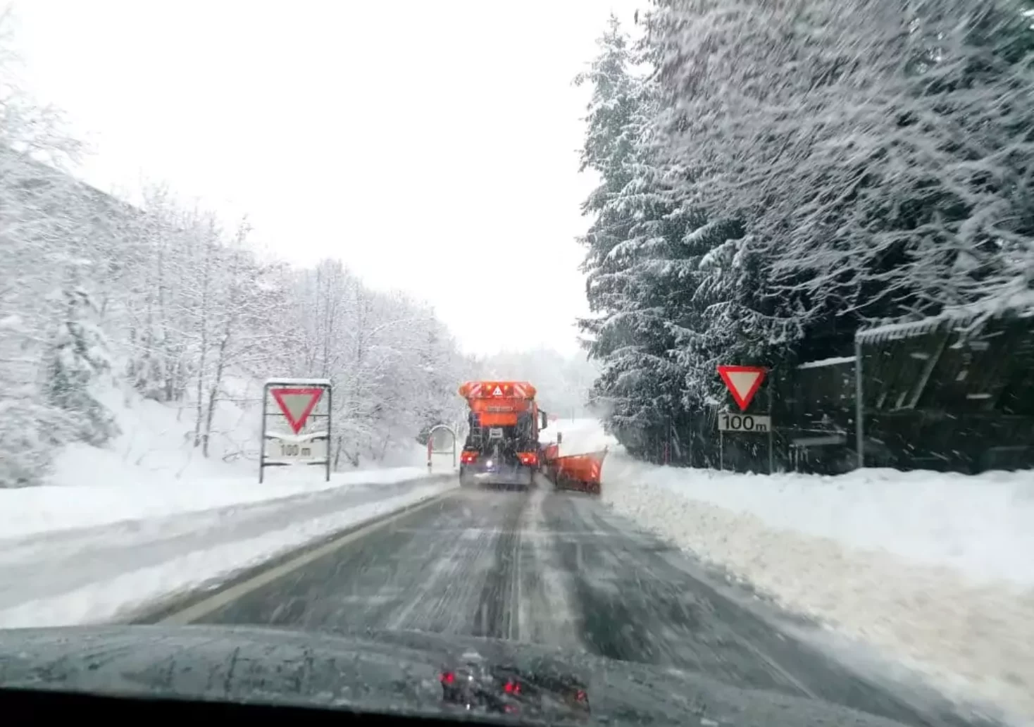 Bild auf 5min.at zeigt eine Straße voll mit Schnee und ein Schneeräumfahrzeug.