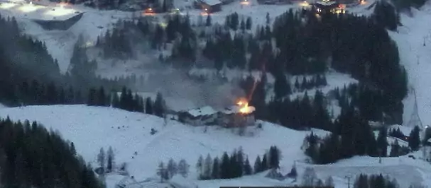 Das Bild auf 5min.at zeigt einen Hotelbrand am Nassfeld.