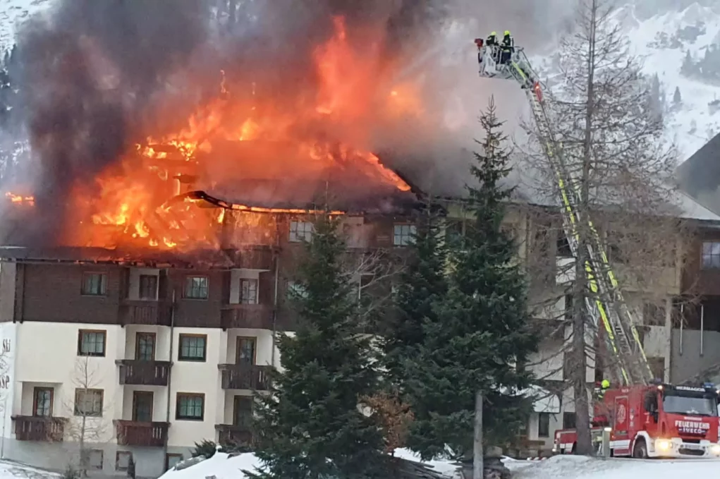 Das Bild auf 5min.at zeigt einen Hotelbrand am Nassfeld. Zahlreiche Feuerwehren stehen im Einsatz.