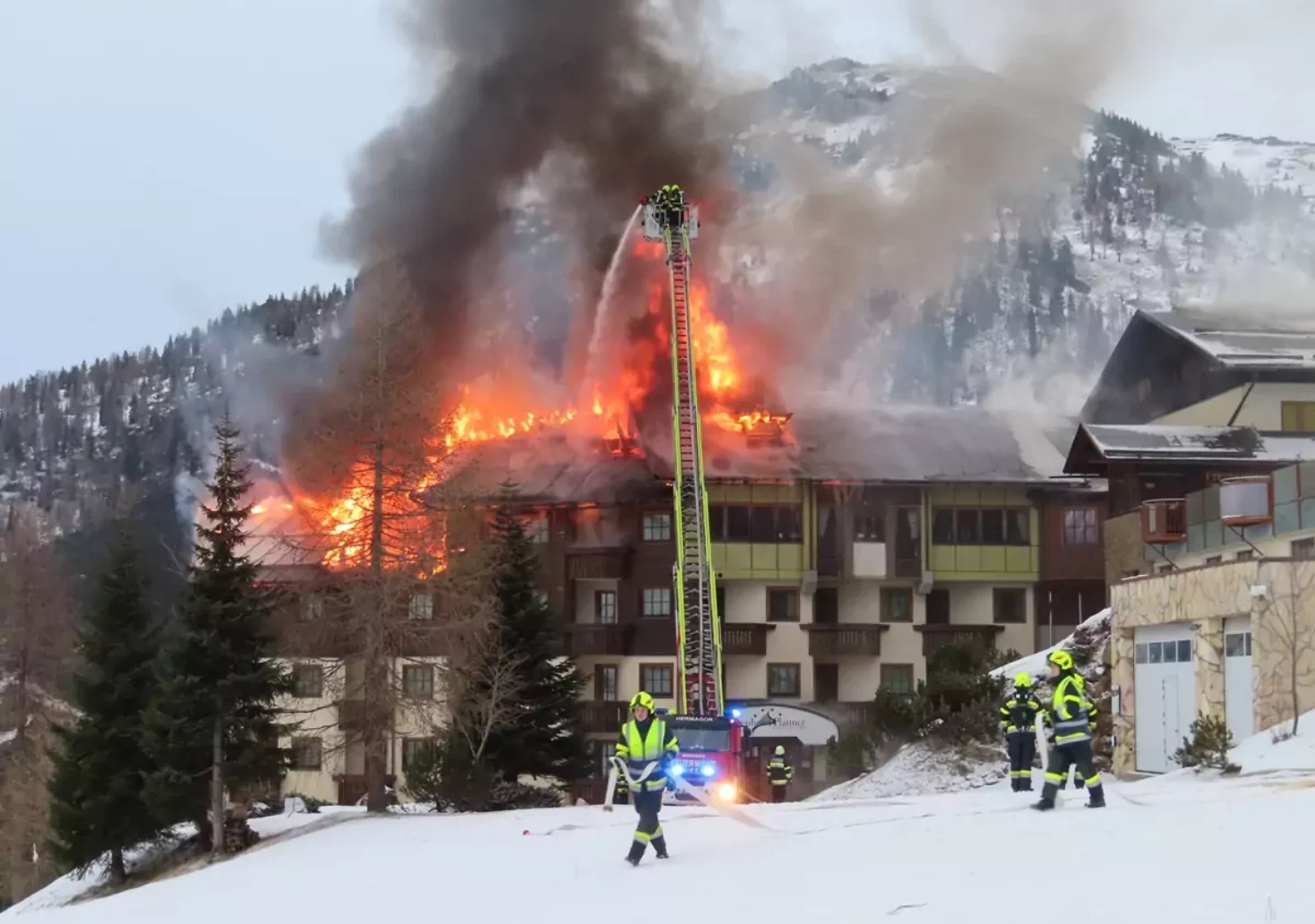 Das Bild auf 5min.at zeigt einen Hotelbrand am Nassfeld. Zahlreiche Feuerwehren stehen im Einsatz.