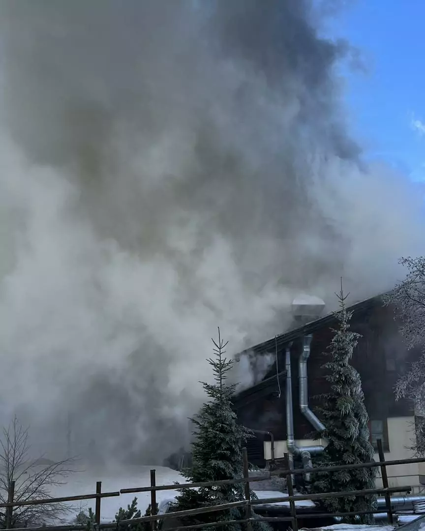 Foto in Beitrag von 5min.at: Zu sehen ist der Großbrand am Nassfeld und viel Rauch.